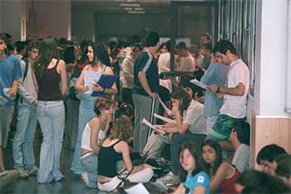 Un grupo de alumnos repasa sus apuntes antes de hacer la selectividad, el pasado junio, en la Complutense.