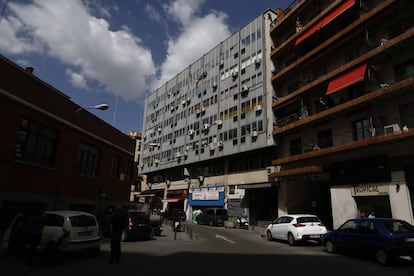 En la sexta planta de este edificio de la plaza de Mostenses, en Madrid, es donde se imparte un máster de la Universidad Rey Juan Carlos. 