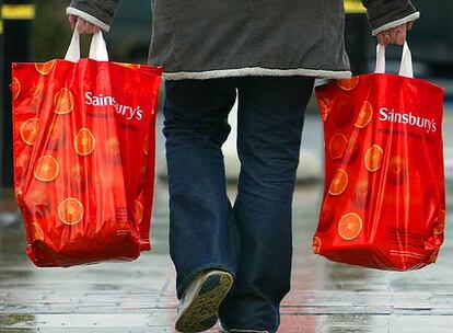 La entrega de bolsas de plástico es una práctica habitual en los comercios muy contaminadora.