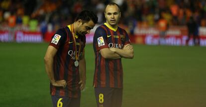 Xavi e Iniesta al finalizar la entrega de medallas