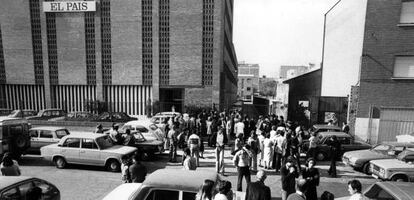 Personal concentrado a la puerta de El Pa&iacute;s tras un atentado en 1978.