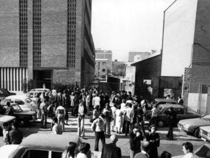 Personal concentrado a la puerta de El Pa&iacute;s tras un atentado en 1978.