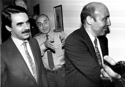 Desde la izquierda, el expresidente del Gobierno, José María Aznar, Enrique Rodríguez Galindo y Luis Roldán, durante una visita al cuartel de la Guardia Civil en Intxaurrondo en 1992. El caso de Luis Roldán, llevado al cine, provocó un formidable escándalo que contribuyó a acabar con los mandatos socialistas de Felipe González. En 2010, cuando Roldán salió de la cárcel, se mantenía el misterio del paradero del botín que logró saqueando las arcas del Estado, valorado entonces en unos 14 millones de euros.