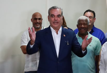 El presidente y candidato a la reelección, Luis Abinader, habla a los medios luego de votar en Santo Domingo, este 19 de mayo.