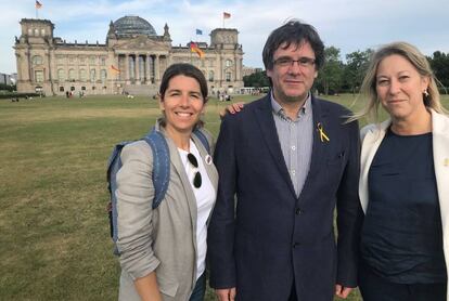 Puigdemont junto con Mercè Homs y Neus Munté, en Berlín el 23 de mayo.