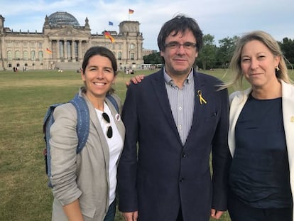 Puigdemont junto con Mercè Homs y Neus Munté, en Berlín el 23 de mayo.