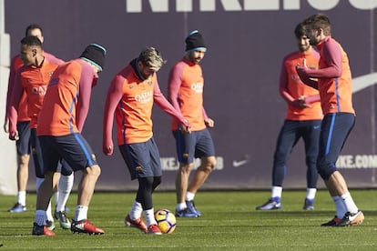 Los jugadores del Barça durante un entrenamiento.