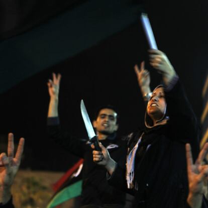 Una mujer libia esgrime un cuchillo mientras celebra en Bengasi la resolución de la ONU sobre la zona de exclusión aérea.