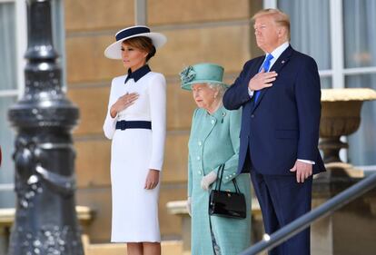 Donald Trump y Melania Trump, durante la ceremonia de bienvenida en presencia de Isabel II, este lunes en el Palacio de Buckingham.