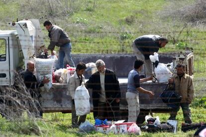 Un grupo de refugiados sirios en la frontera entre Siria y Turquía.