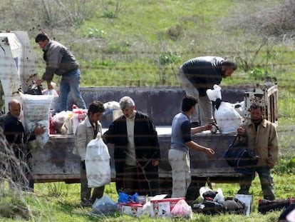 Un grupo de refugiados sirios en la frontera entre Siria y Turqu&iacute;a.
 