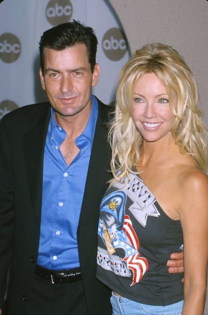 Charlie Sheen y Heather Locklear en el Ritz Carlton Hotel en Pasadena, California en el año 2000.