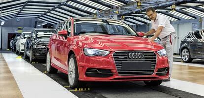 Un Audi A3 sale de una línea de producción de la enseña en Ingolstadt.