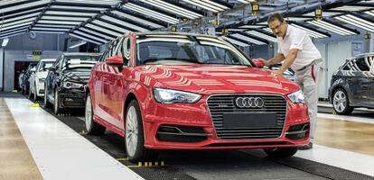 Un Audi A3 sale de una l&iacute;nea de producci&oacute;n de la ense&ntilde;a en Ingolstadt.