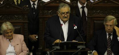 El nuevo presidente de Uruguay, José Mujica (c), junto a su esposa, la presidenta de la Asamblea Legislativa Lucía Topolansky (i), y su vicepresidente, Danilo Astori