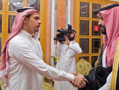 El príncipe Mohamed Bin Salmán (derecha) saluda a Saleh, uno de los hijos de Khashoggi.