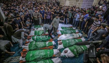 Funeral de 15 palestinos que murieron en un ataque aéreo de las Fuerzas israelíes, este jueves en Gaza.