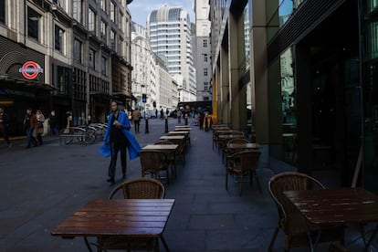 Las huelgas han paralizado en las últimas semanas la economía del Reino Unido. En la imagen, terrazas vacías en el centro financiero de Londres, el 3 de febrero