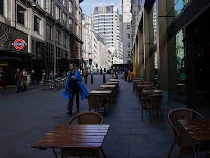 Las huelgas han paralizado en las últimas semanas la economía del Reino Unido. En la imagen, terrazas vacías en el centro financiero de Londres, el 3 de febrero