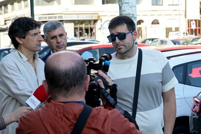 Adrián Fernández Abruñedo, hijo mayor de la víctima del crimen de Cabanas, llega al juicio acompañado de su abogado en la primera sesión en la Audiencia de A Coruña.