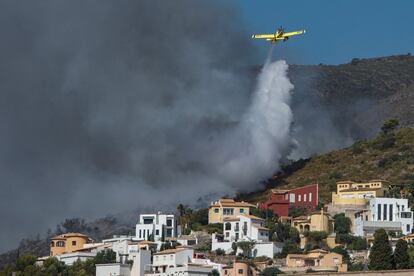 El incendio forestal, que se inició el sábado en Vall d’Ebo (Alicante) y que ha calcinado ya más de 3.500 hectáreas y obligado al desalojo de cerca de un millar de personas, continúa activo, con complicaciones por el viento y la orografía. 