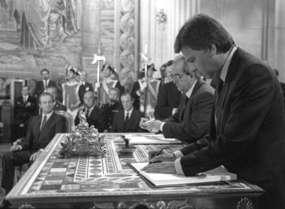 Firma del tratado de adhesión de España a la Comunidad Económica Europea, celebrada en el salón de Columnas del Palacio Real de Madrid. El entonces presidente del Gobierno, Felipe González (PSOE), en el momento de firmar el acta junto a Fernando Morán, ministro de Exteriores, ante la mirada del rey Juan Carlos I, el marqués de Mondéjar y Sabino Fernández Campo.