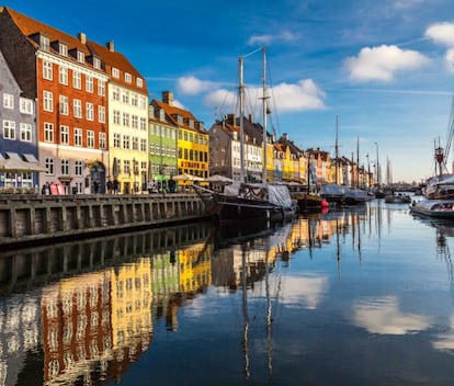 Copenhague, capital de Dinamarca, es, además de un importante centro de negocios, una ciudad que destaca por su sector científico, sobre todo, biotecnológico.

TOMAR UN CAFÉ. En Granola, una conocida cafetería de la ciudad, un 'espresso' cuesta 28 coronas danesas (3,75 euros) y un café con leche 40 coronas (5,36 euros).