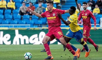 Rodri protege el balón ante Etebo en Las Palmas.