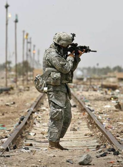 Un soldado de EE UU, durante una patrulla en un barrio de Bagdad.