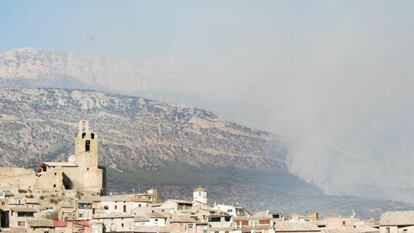 Incendio forestal que se ha declarado en una zona boscosa de la sierra del Montsec d’Ares, en el término municipal de Àger (Noguera).