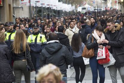 El Portal de l'Àngel, el 7 de gener, durant l'inici oficial de les rebaixes d'hivern.