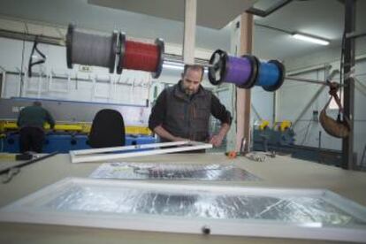Un operario de la empresa Irconfort trabaja en la fabricación de una placa de calefacción.