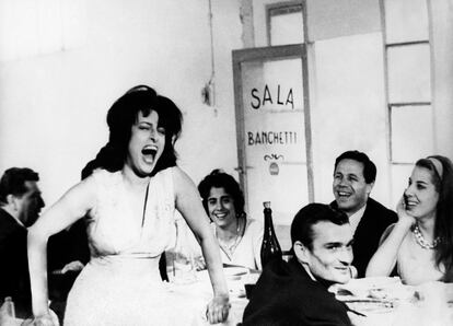 L'actriu Anna Magnani al rodatge de la pel·lícula 'Mamma Roma', dirigida per Pier Paolo Pasolini.