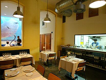 Un ventanal de cristal separa la cocina del comedor de L&#39;Arrel del Born, en el barrio barcelonés del Born.