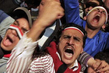 Manifestantes concentrados en la cairota plaza de la Liberación reaccionan indignados al discurso televisado del presidente Hosni Mubarak.