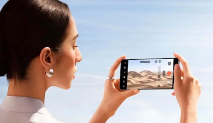 Uso de un móvil de OPPO por parte de una chica