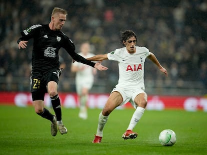 Zan Karnicnik (I) intenta quitarle el balón a Bryan Gil durante el Tottenham - NS Mura.