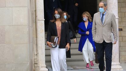 Catalan premier Quim Torra (r) with government spokesperson Meritxell Budó.