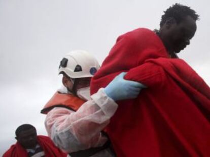 Inmigrantes rescatados en otra patera en el Estrecho.