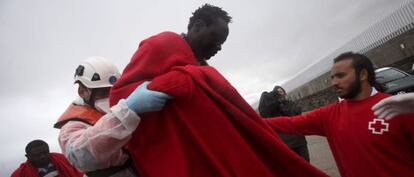 Inmigrantes rescatados en otra patera en el Estrecho.