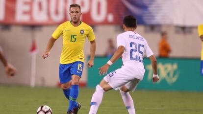 Arthur em sua estreia pela seleção, contra os Estados Unidos.