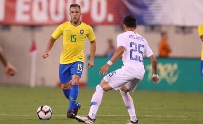 Arthur em sua estreia pela seleção, contra os Estados Unidos.