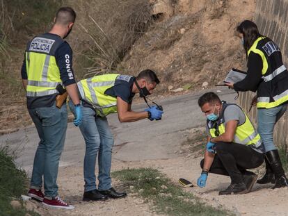 Varios policías buscan pruebas, este miércoles, en los alrededores del lugar del suceso.