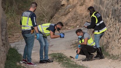 Varios policías buscan pruebas, este miércoles, en los alrededores del lugar del suceso.