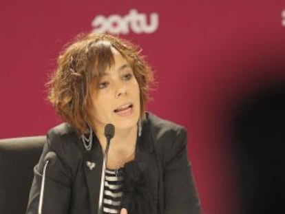 La dirigente de Sortu Amaia Izko, durante la rueda de prensa que ha ofrecido este miércoles en San Sebastián.