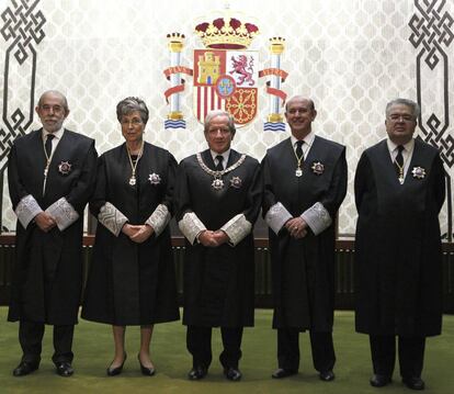 D'esquerra a dreta, Fernando Valdés, Encarnación Roca, Pascual Sala (expresident del Constitucional), Juan José González Rivas i Andrés Ollero en la presa de possessió dels magistrats, l'agost del 2012.