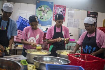 Unos alumnos de cocina preparan el menú del día. La organización se ocupa de la reinserción social de jóvenes de entornos marginales. Sus actividades se retroalimentan. Lo que se cocina sirve para dar de comer a estudiantes y familias sin techo.