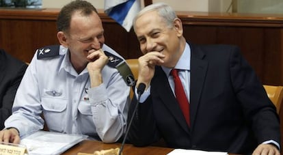 Netanyahu y Johanan Locker, su asistente militar, el domingo en Jerusal&eacute;n.