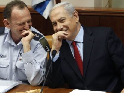 Netanyahu y Johanan Locker, su asistente militar, el domingo en Jerusal&eacute;n.