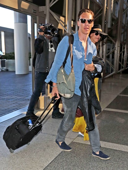 Benedict Cumberbatch en alpargatas en el aeropuerto de Los Ángeles.